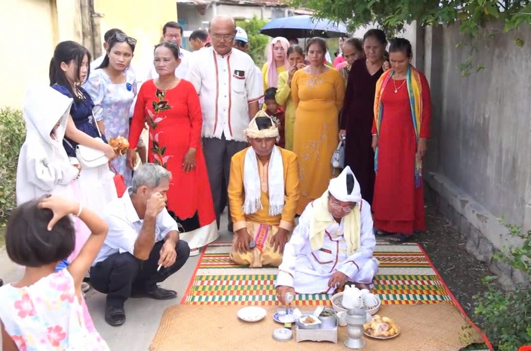 Họ nhà gái làm lễ đón họ nhà trai giữa đường để khấn báo với Thần làng