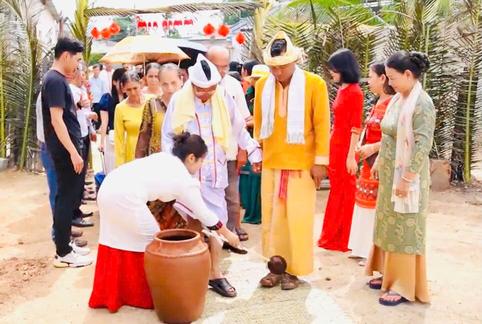 Họ nhà gái múc nước rửa chân cho chú rễ và họ nhà trai