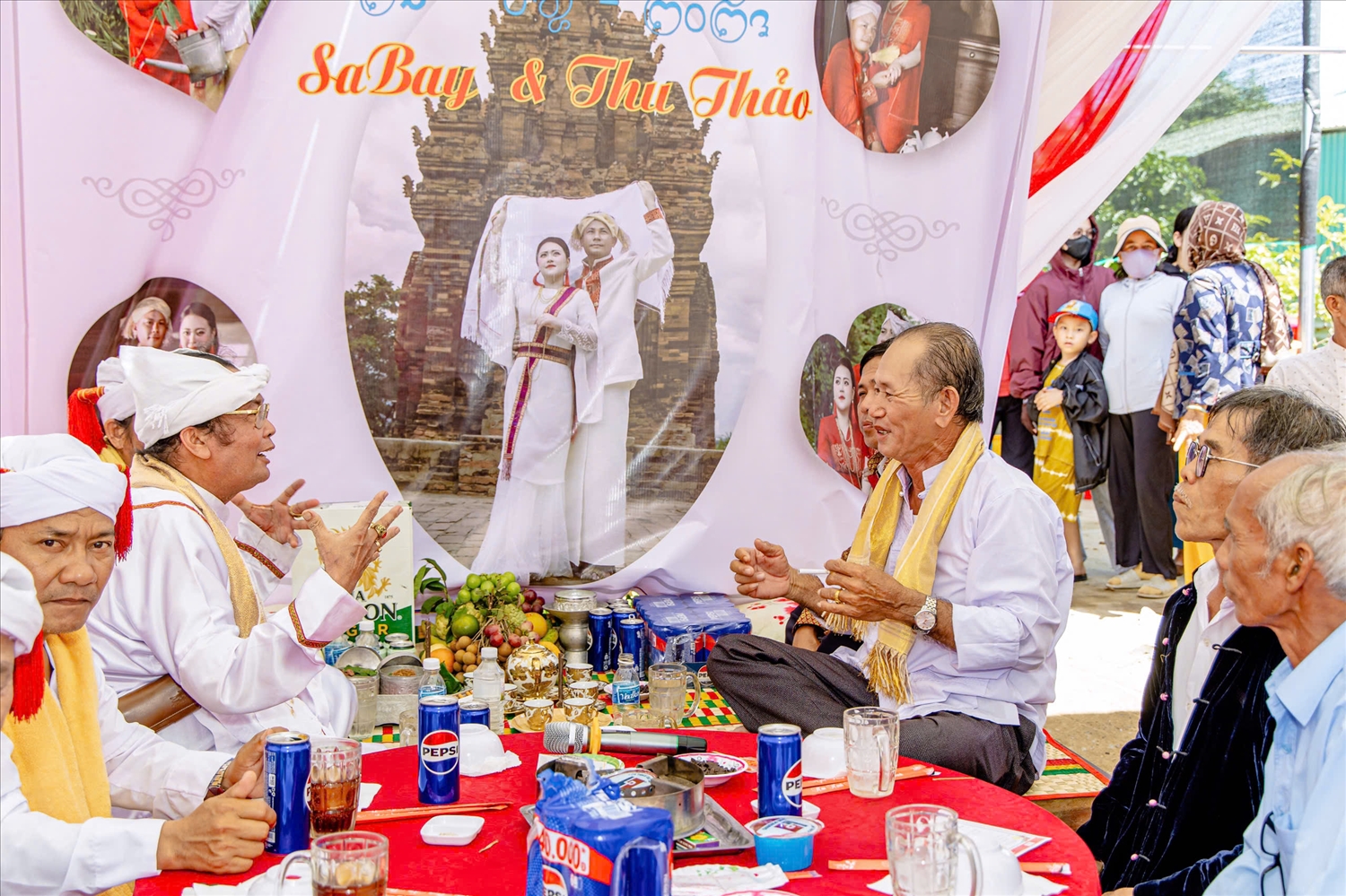  Họ nhà trai ngồi vào bàn tiệc cưới dãy bên tay phải sân lễ nhìn vào.