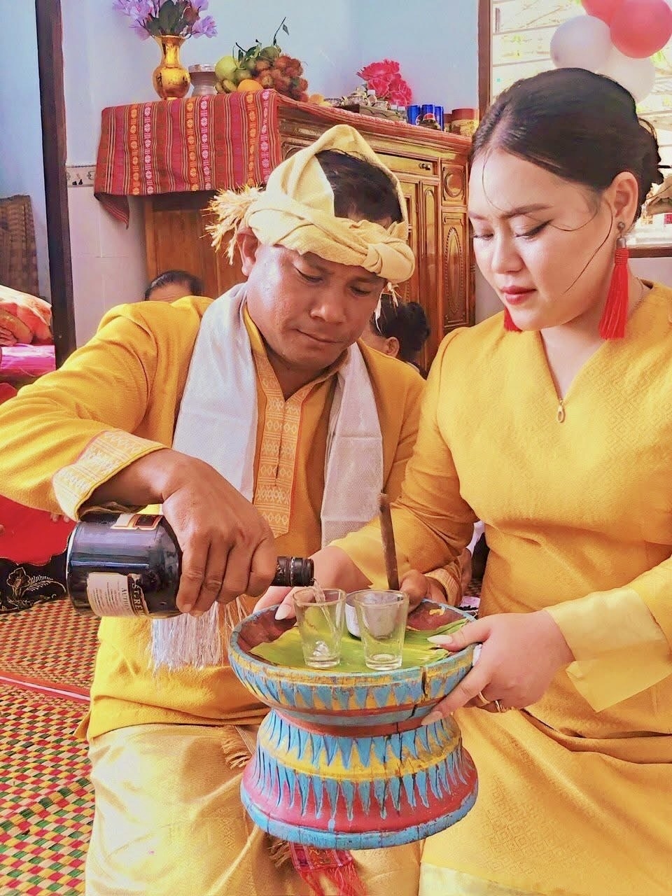 Cô dâu và chú rể chuẩn bị dâng rượu mời trầu cho cha mẹ hai bên