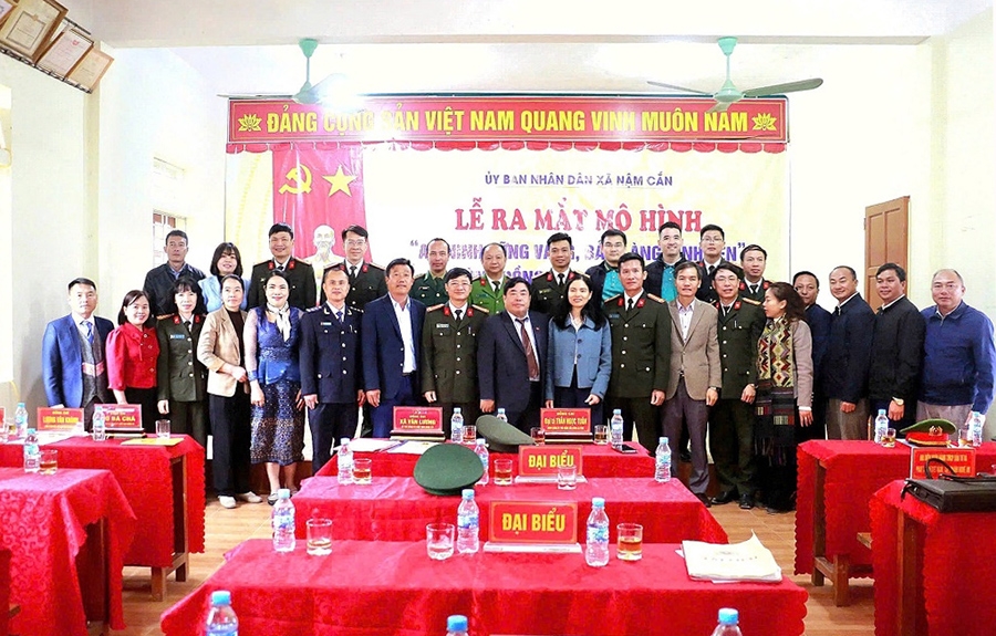 Các đại biểu chụp ảnh lưu niệm tại lễ ra mắt mô hình