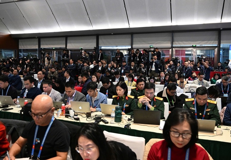 Phóng viên các cơ quan báo chí tham dự họp báo - Ảnh: daihoidangtoanquoc.vn