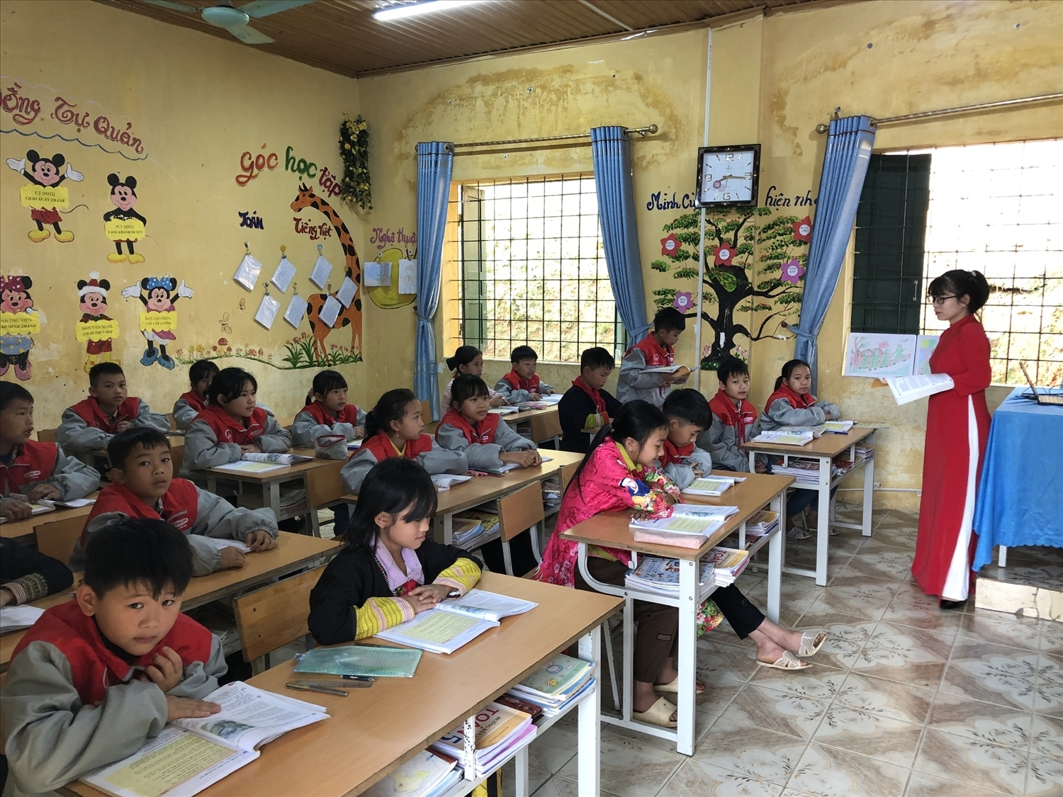 Việc đầu tư xây dựng các trường học thể hiện sự quan tâm của Đảng và Nhà nước với giáo dục vùng sâu, vùng xa, vùng biên giới. (Ảnh: Trọng Bảo)