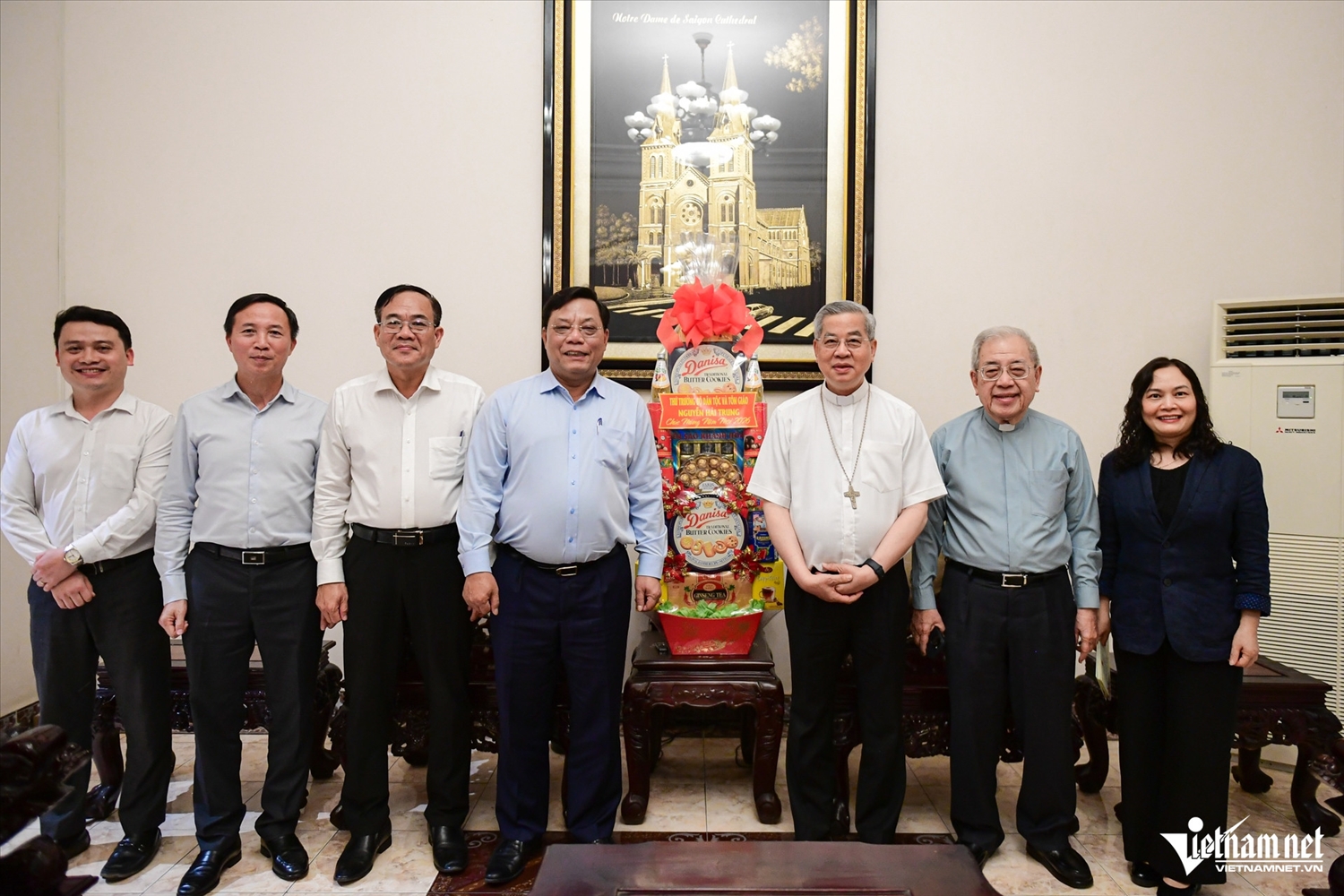 Thứ trưởng Nguyễn Hải Trung thăm hỏi, chúc Tết Bính Ngọ Chủ tịch Hội đồng Giám mục Việt Nam Nguyễn Năng tại Tòa Tổng giám mục TPHCM. Ảnh: Nguyễn Huế