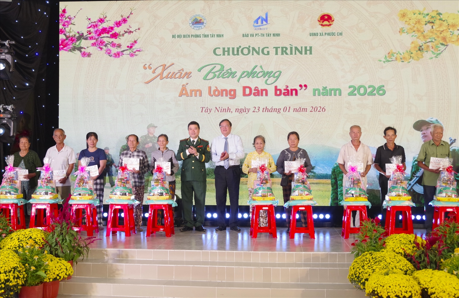 Trao quà cho gia đình có hoàn cảnh khó khăn