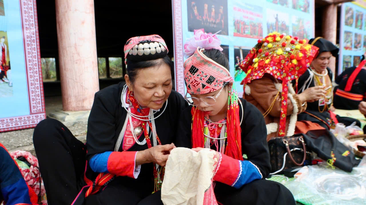 Quảng Ninh quan tâm đẩy mạnh phát triển các làng nghề truyền thống thành sản phẩm văn hóa, du lịch 