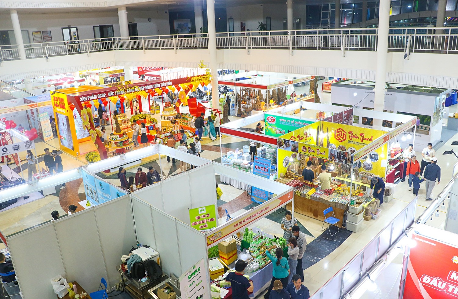 Hội chợ Xuân 2026 có sự tham gia của hơn 200 gian hàng đến từ nhiều doanh nghiệp, đơn vị, địa phương. (Ảnh Thúy Hoàng)