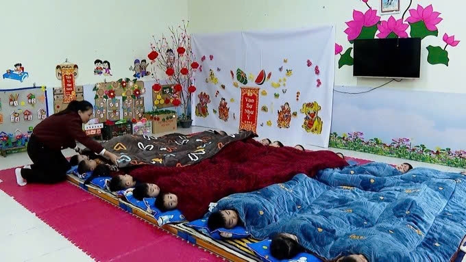 Cô giáo Trường Mầm non Minh Đài, xã Minh Đài, tỉnh Phú Thọ chú trọng giữ ấm cho trẻ trong những ngày rét đậm, rét hại. Ảnh: ITN