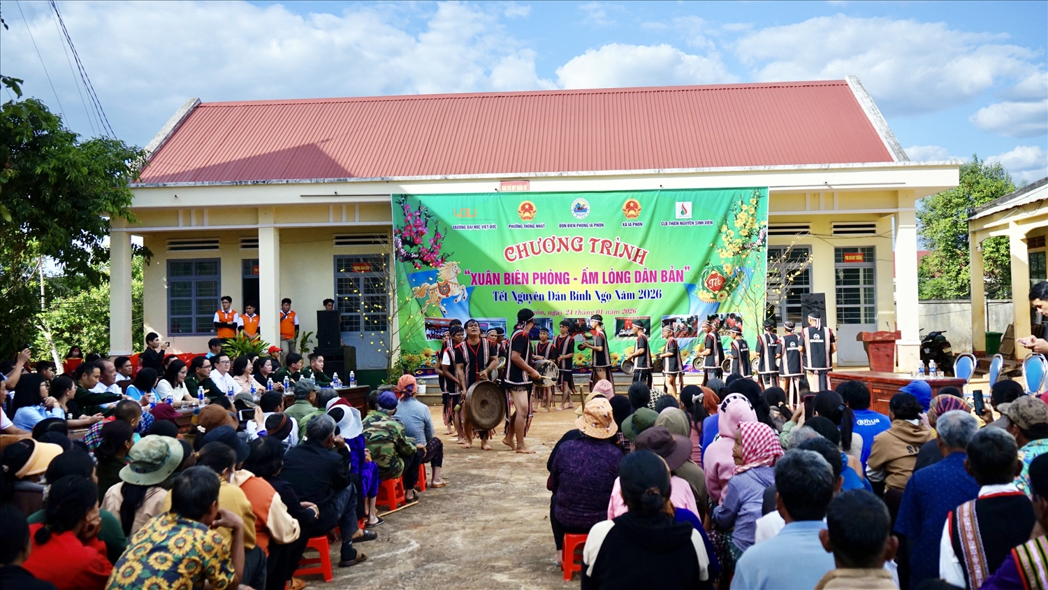 Chương trình diễn ra trong không khí rộn ràng, ấm áp với các tiết mục trình diễn cồng chiêng đặc sắc 