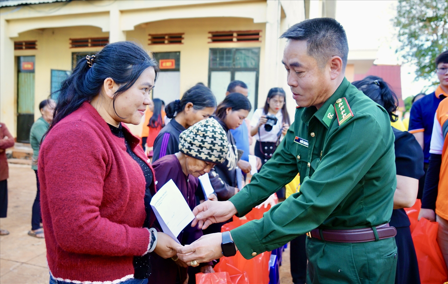 Đại tá Trần Thanh Bình, Phó Chỉ huy trưởng nghiệp vụ Bộ đội Biên phòng tỉnh Gia Lai trao quà cho người dân có hoàn cảnh khó khăn, gia đình chính sách