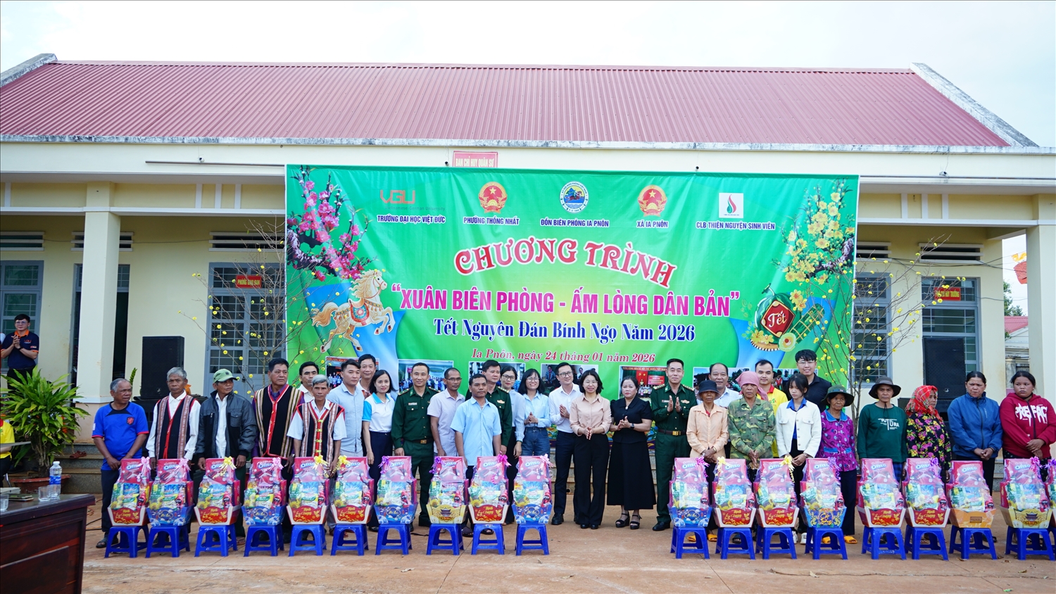 Ban tổ chức đã trao tặng quà cho các hộ nghèo, gia đình chính sách, người có công tại xã Ia Pnôn