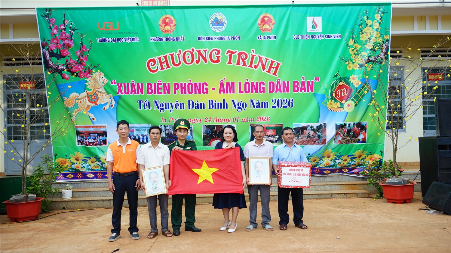 Các đơn vị trao tặng lá cờ tổ quốc và ảnh Bác Hồ cho Đồn Biên Phòng Ia Pnôn và người dân địa phương