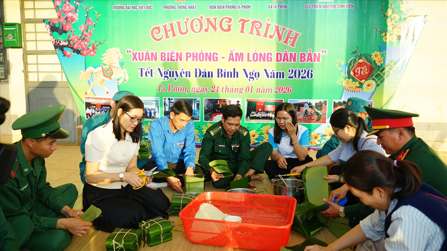 Cán bộ, chiến sĩ Bộ đội Biên phòng Ia Pnôn cùng các cơ quan, đơn vị đã gói bánh chưng tặng người dân