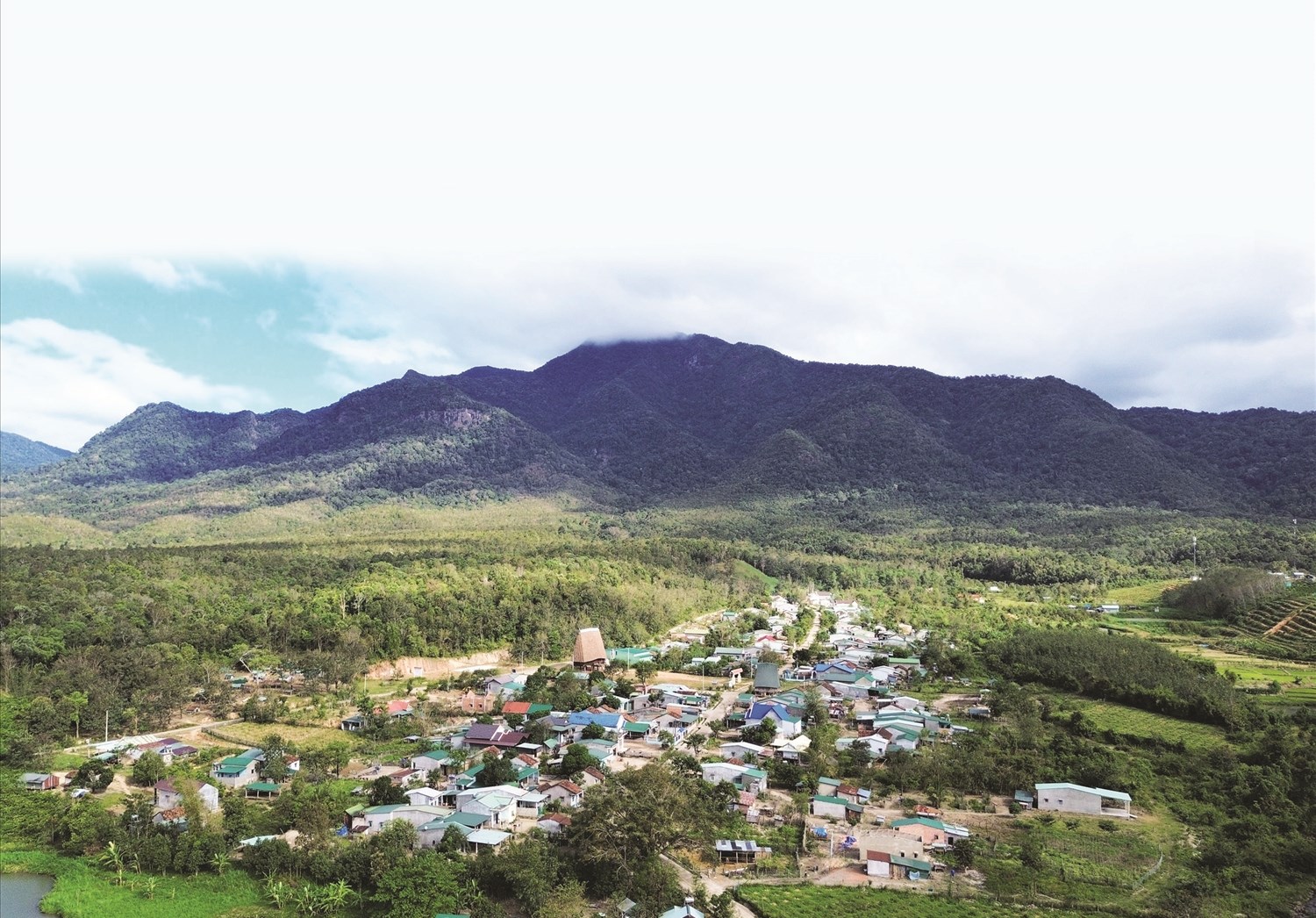 Làng Ba Rờ Gốc nằm nép mình dưới chân dãy núi Chư Mom Ray hùng vĩ và nơi đây còn lưu giữ những giá trị văn hóa truyền thống của người Gia Rai