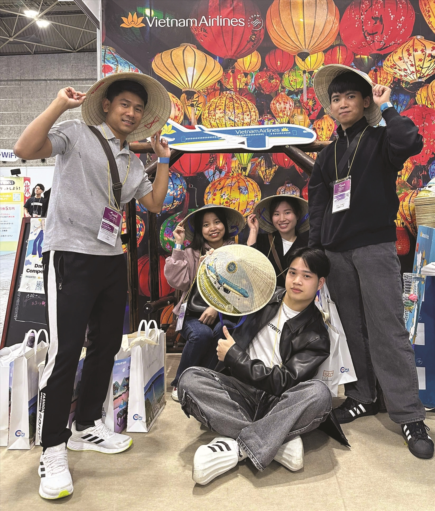 Danh Quốc Cần (bìa trái) cùng du học sinh làm tình nguyện viên cho Vietnam Airlines tại Triển lãm Du lịch Nhật Bản ngày 27/10/2023. Ảnh: NVCC