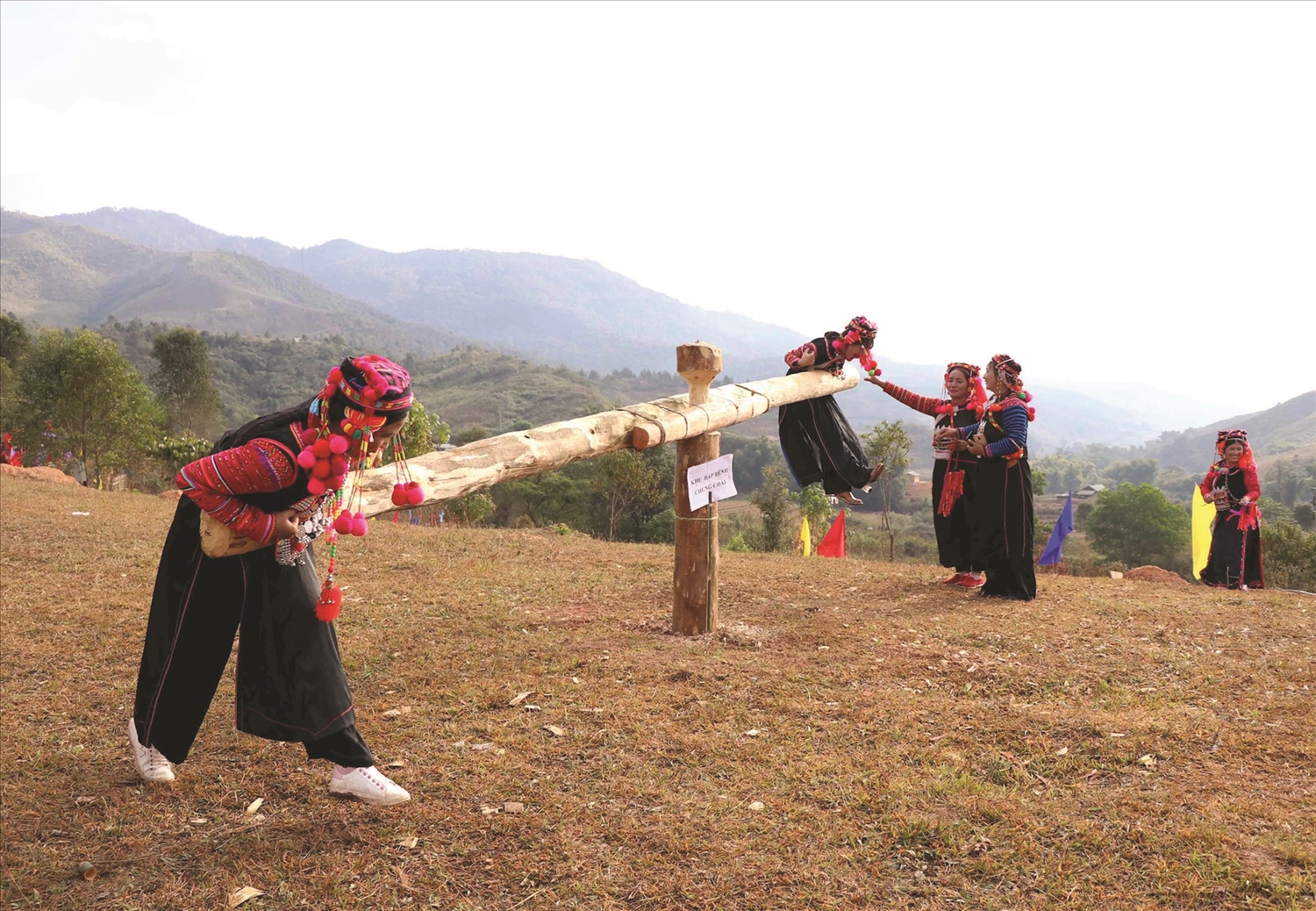 Thiếu nữ Hà Nhì vui chơi trong ngày Tết