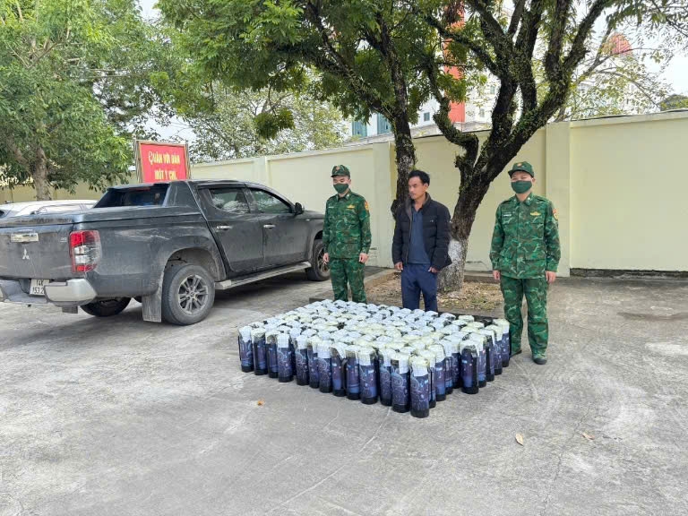 Đồn Biên phòng cửa khẩu quốc tế Móng Cái bắt giữ vụ vận chuyển trái phép khí cười số lượng lớn