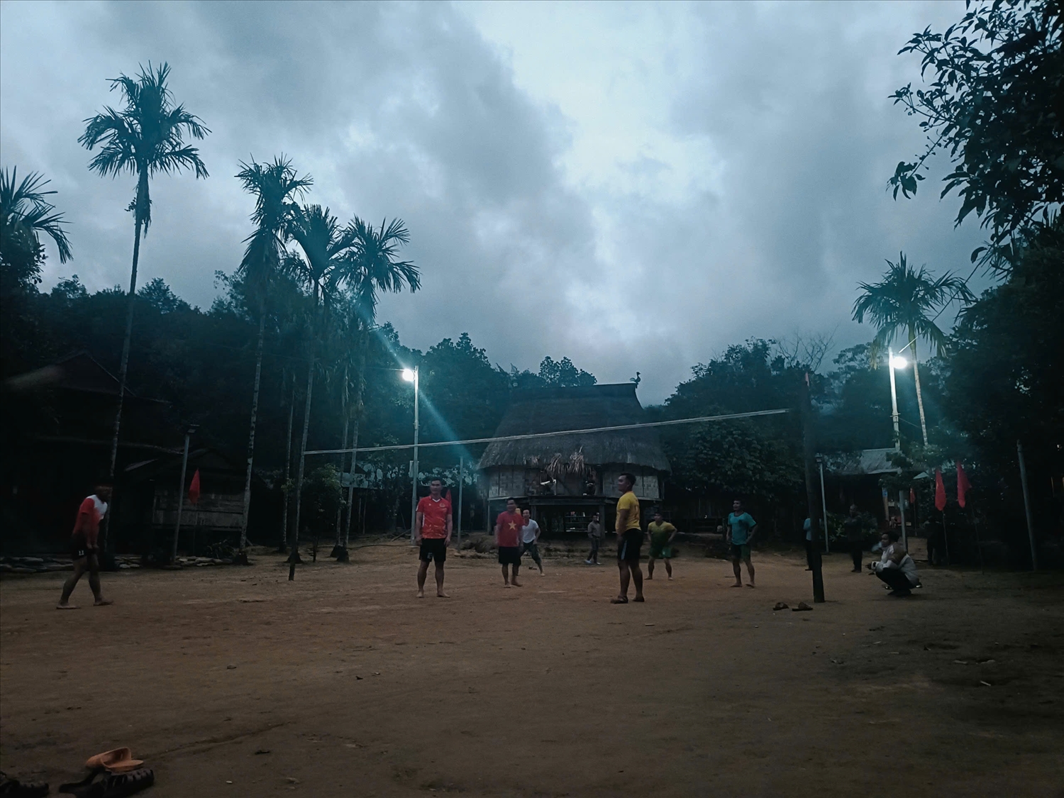 Đồng bào Cơ Tu ở thôn A’ur vui mừng vì có điện sinh hoạt trước Tết Nguyên đán 2026. (Ảnh Hoàng Vương)