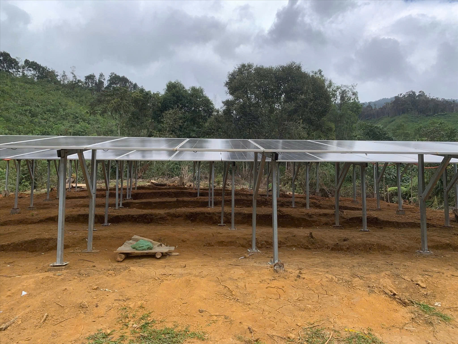 Dự án hệ thống điện năng lượng mặt trời thôn A’ur xã Avương. (Ảnh Hoàng Vương)