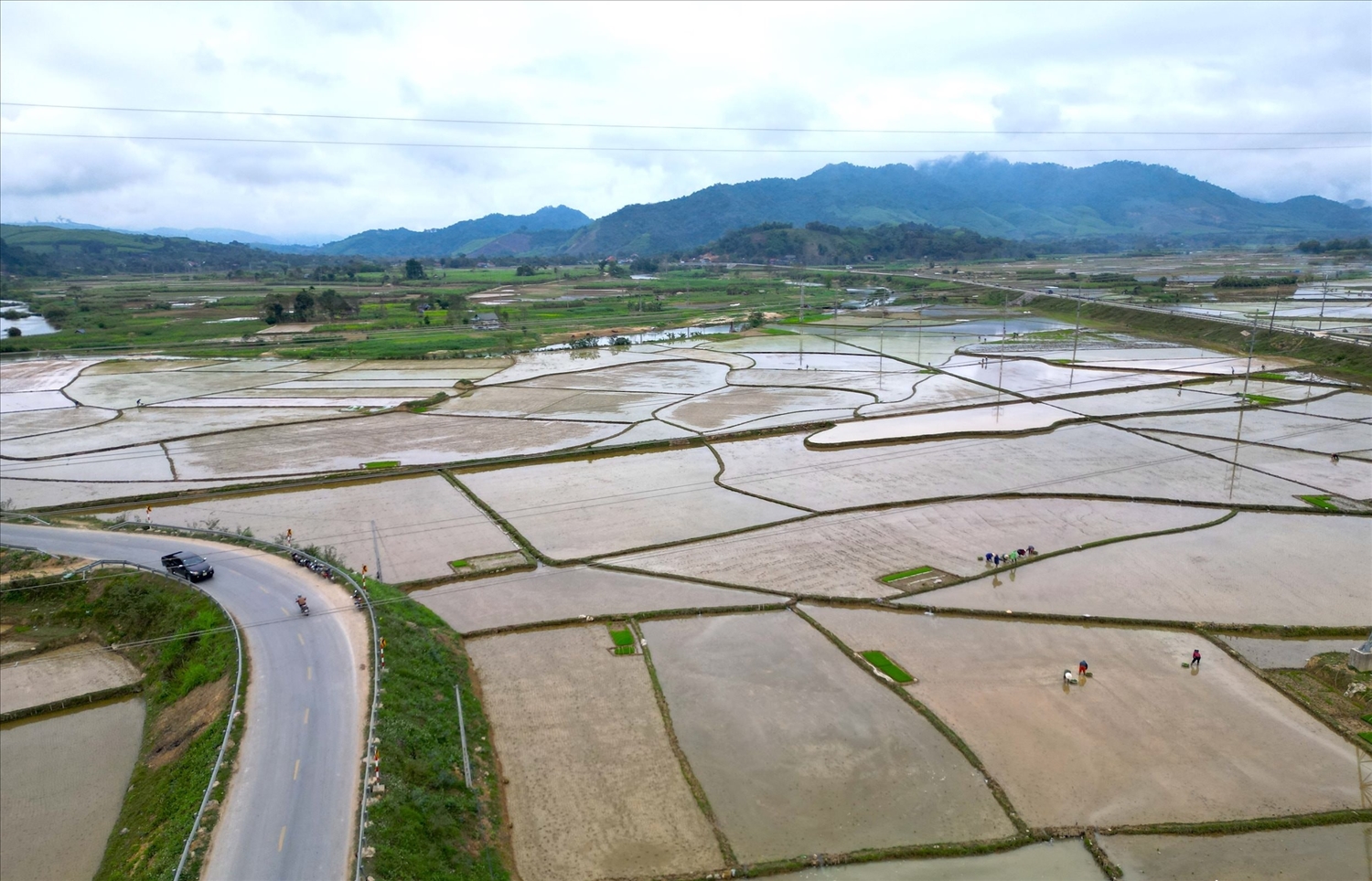 Người dân các xã vùng cao Nghệ An tích cực vào vụ - Ảnh: Văn Trường