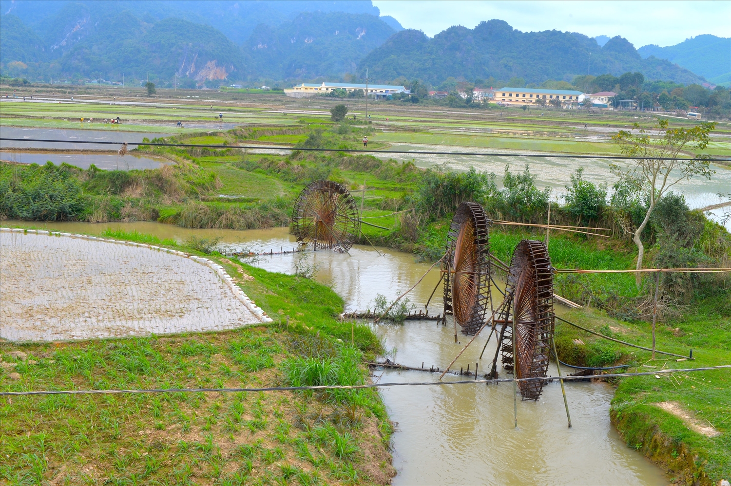 Những guồng kéo nước từ suối lên phục vụ sản xuất ở xã Châu Tiến - Ảnh: Văn Trường