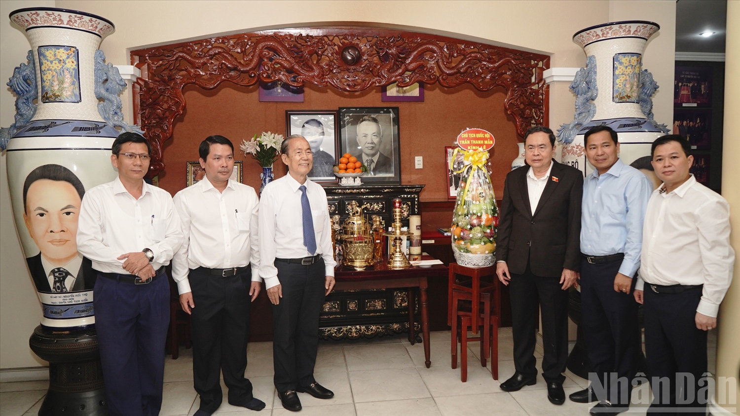 Chủ tịch Quốc hội Trần Thanh Mẫn cùng Đoàn công tác dâng hương cố Chủ tịch Quốc hội Nguyễn Hữu Thọ. (Ảnh: THẾ ANH)