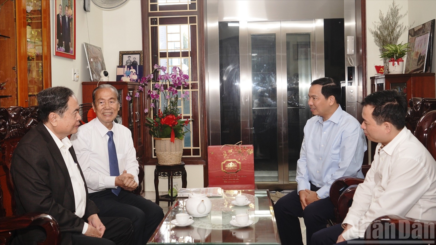 Chủ tịch Quốc hội Trần Thanh Mẫn trò chuyện thân mật với gia đình cố Chủ tịch Quốc hội Nguyễn Hữu Thọ. (Ảnh: THẾ ANH)