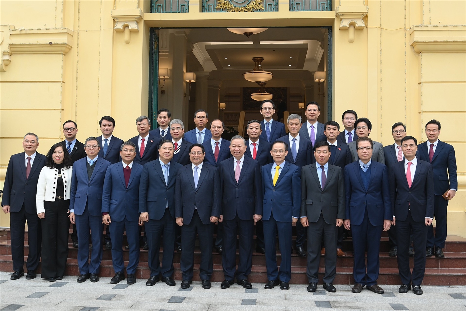 Tổng Bí thư Tô Lâm, Thủ tướng Chính phủ Phạm Minh Chính với các Đại sứ, Trưởng cơ quan đại diện Việt Nam tại nước ngoài tham dự Đại hội XIV của Đảng. (Ảnh: ĐĂNG KHOA)