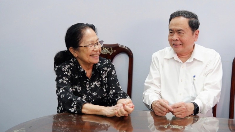 Chủ tịch Quốc hội Trần Thanh Mẫn cảm ơn những đóng góp kinh nghiệm quý báu của đồng chí Nguyễn Thị Ngọc Phượng để hoạt động của Quốc hội ngày càng hiệu quả hơn.