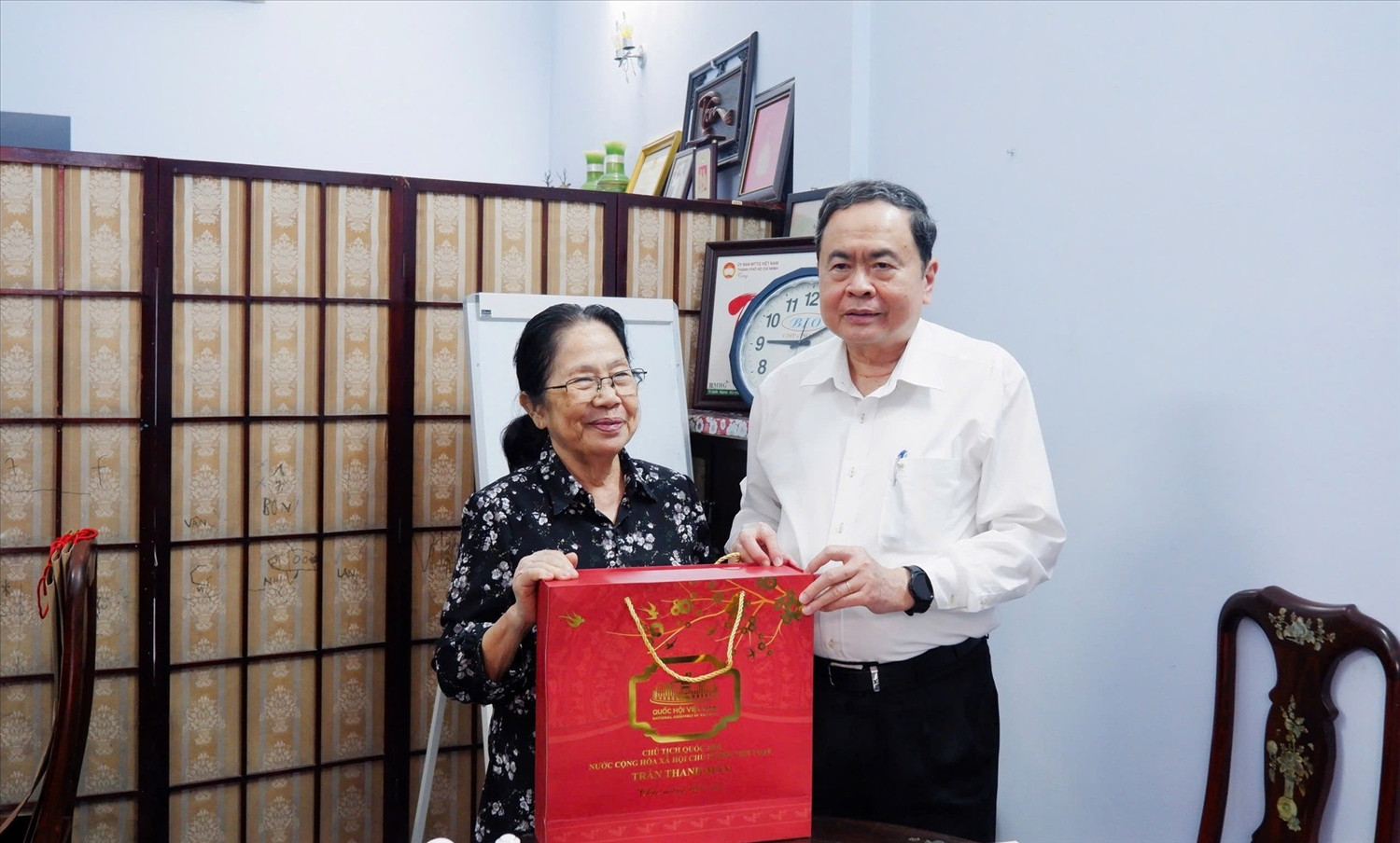 Đồng chí Chủ tịch Quốc hội Trần Thanh Mẫn chúc Tết đồng chí Nguyễn Thị Ngọc Phượng.