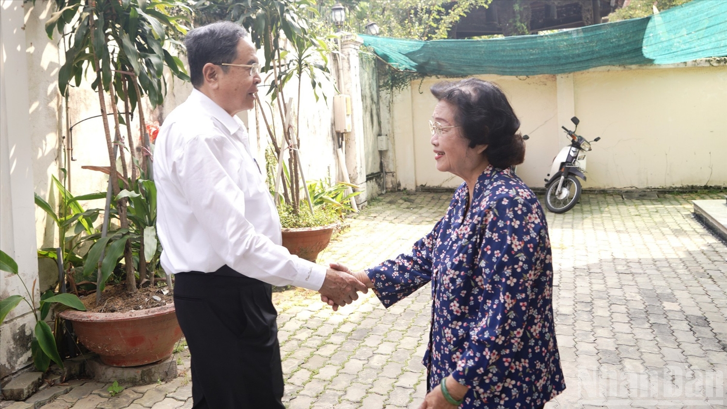 Đồng chí Chủ tịch Quốc hội Trần Thanh Mẫn tới thăm, chúc Tết đồng chí Trương Mỹ Hoa. (Ảnh: Thế Anh)