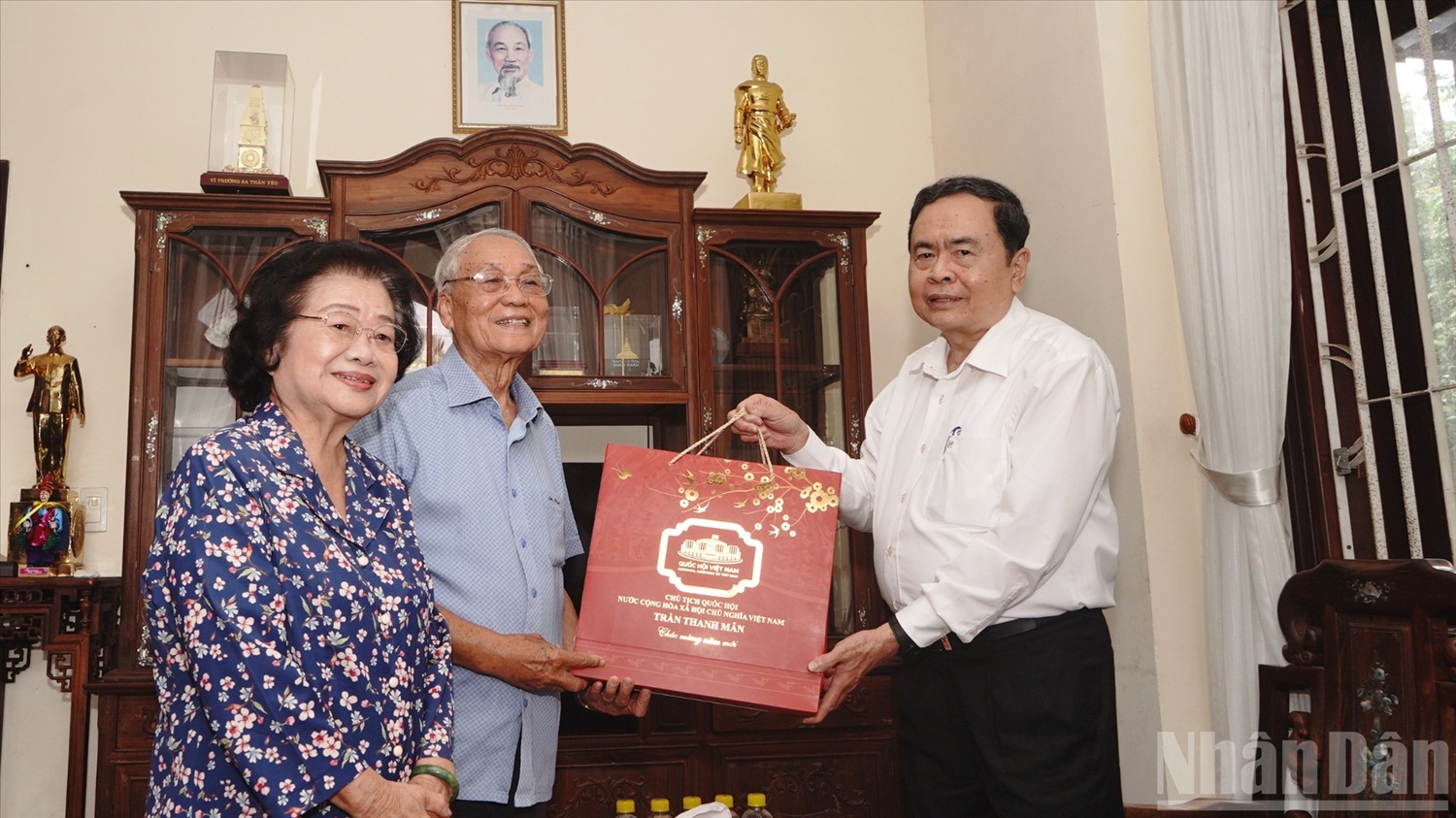 Đồng chí Chủ tịch Quốc hội Trần Thanh Mẫn chúc Tết đồng chí Trương Mỹ Hoa và gia đình.