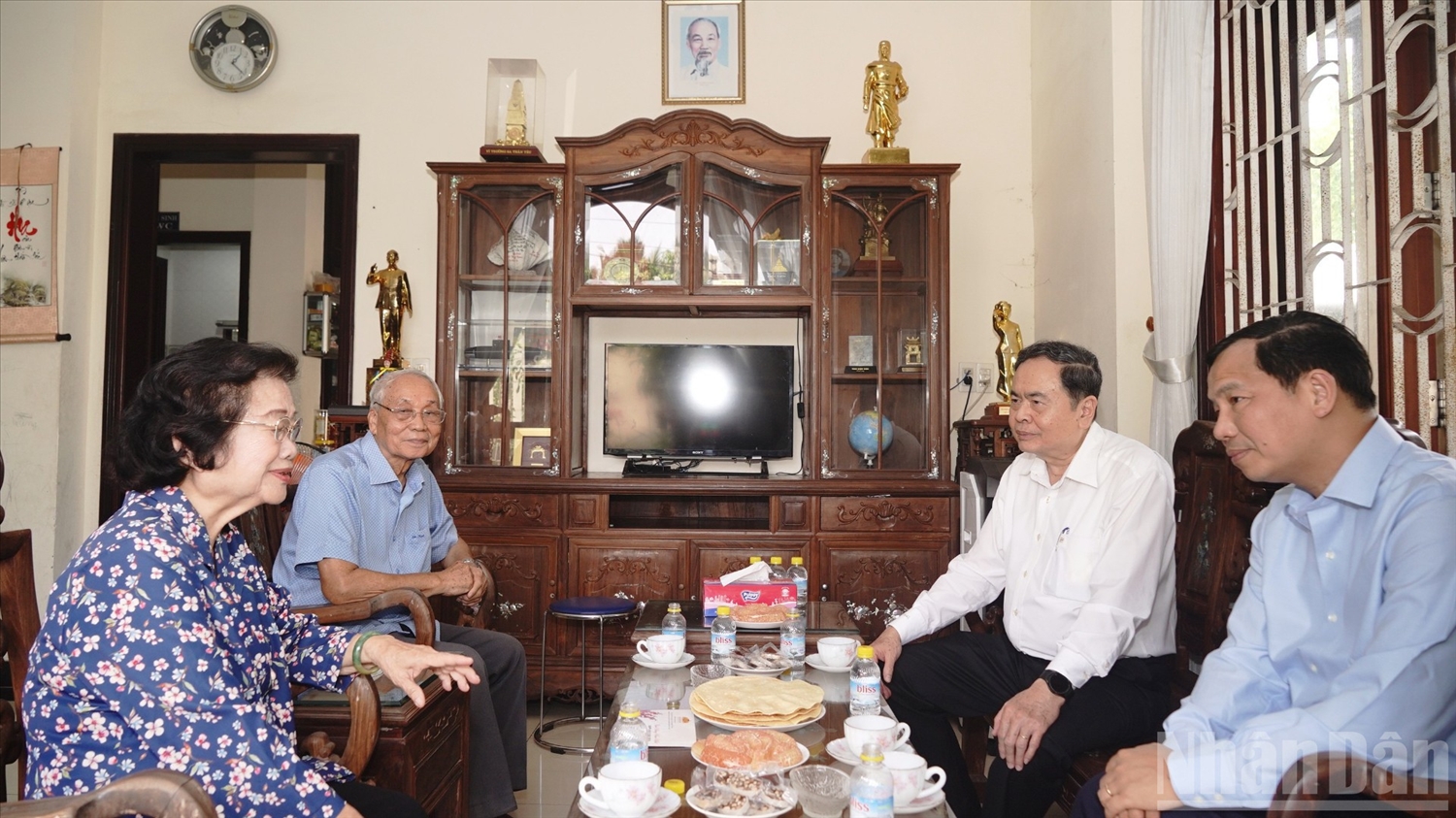 Đồng chí Chủ tịch Quốc hội Trần Thanh Mẫn trân trọng cảm ơn những đóng góp tích cực của đồng chí Trương Mỹ Hoa đối với Đảng, Nhà nước cũng như các hoạt động của Quốc hội trong thời gian qua. (Ảnh: Thế Anh)