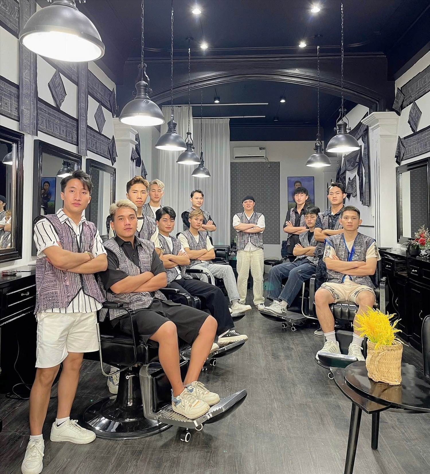 Anh Thào A Chống cùng các học viên là người dân tộc Mông