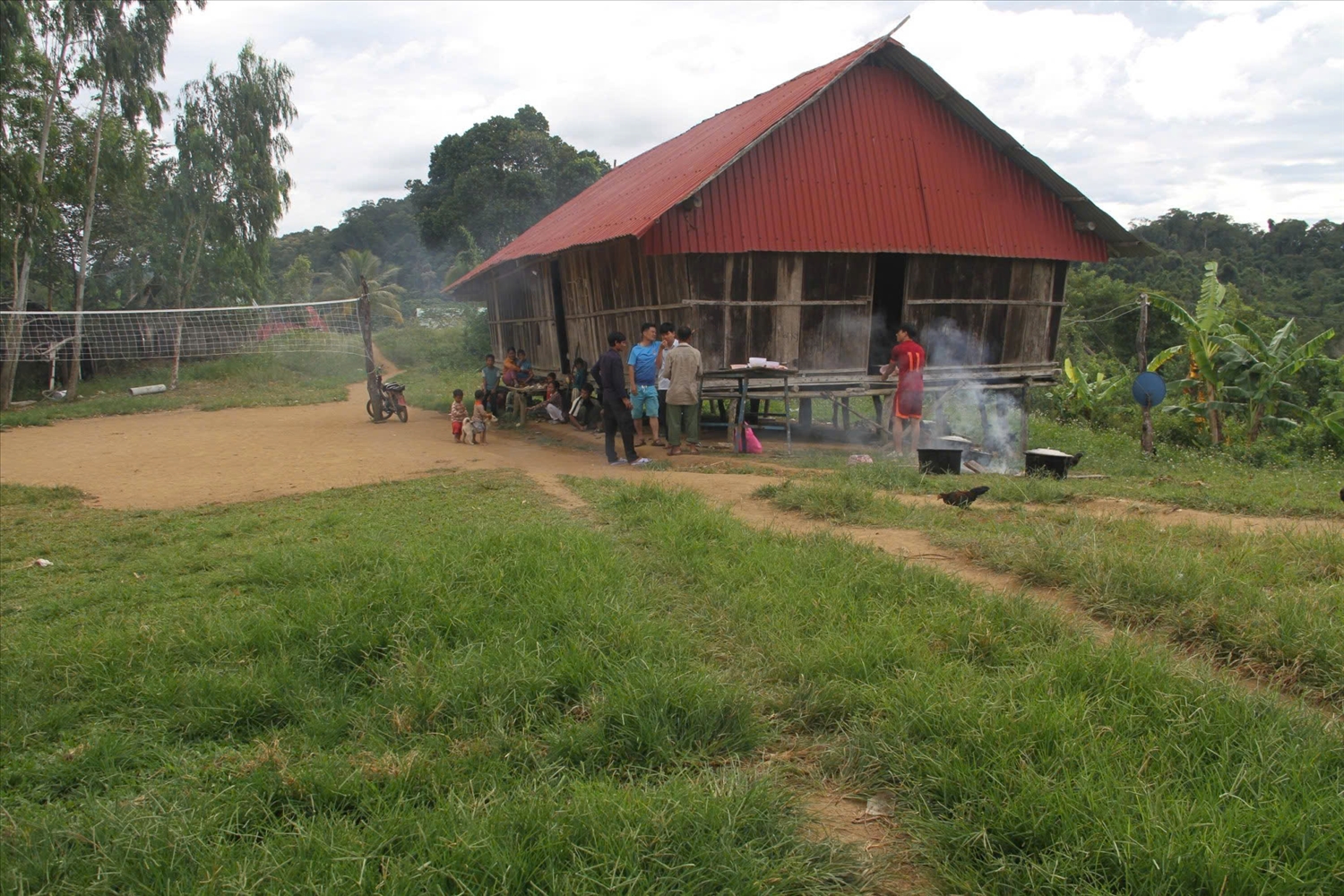 Người dân O2 ai cũng phấn khởi khi Tết này đã có đường đến làng. (Ảnh: T.Đ)