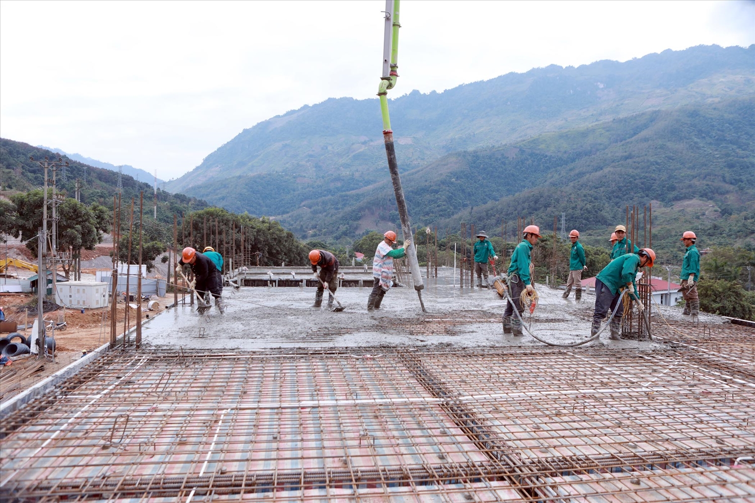 Để bảo đảm tiến độ, nhà thầu đang tổ chức thi công 3 ca (ảnh Trọng Bảo)