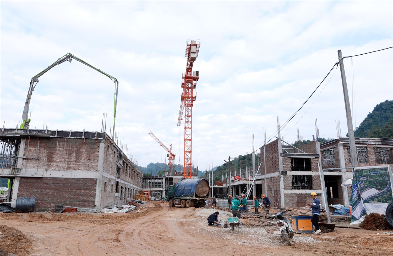 Nhà thầu tăng cường máy móc, thiết bị hiện đại phục vụ cho thi công công trình (ảnh Trọng Bảo)