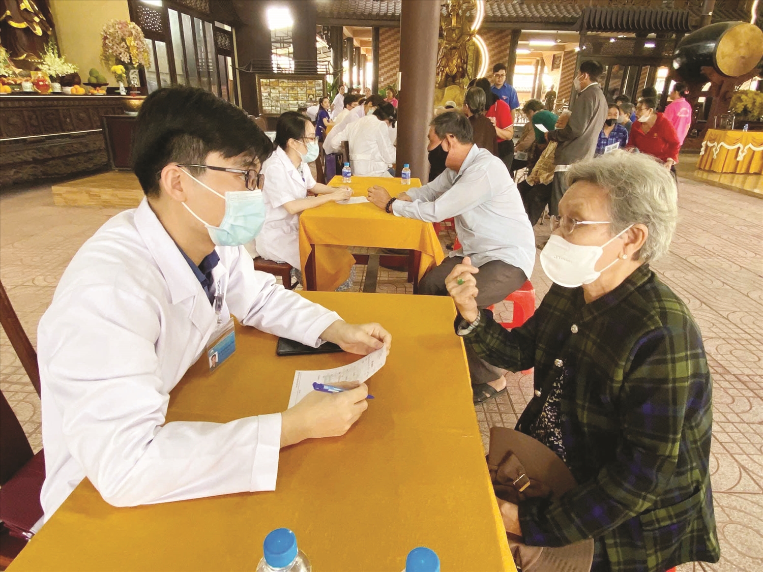 Bác sĩ Triệu Dũng Cường trực tiếp thăm khám, tư vấn sức khỏe cho người cao tuổi trong một chương trình khám bệnh thiện nguyện