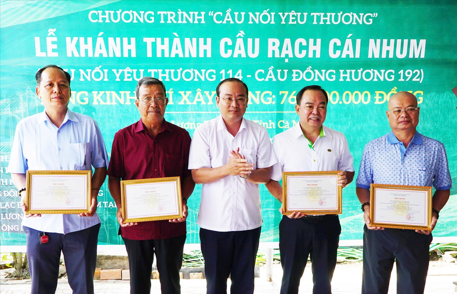 Ông Lê Quốc Duy, Phó Bí thư Đảng ủy, Chủ tịch UBND xã Lương Thế Trân, trao Bằng khen cho các tập thể, cá nhân, có thành tích đóng góp xây dựng cầu giao thông nông thôn trên địa bàn xã 