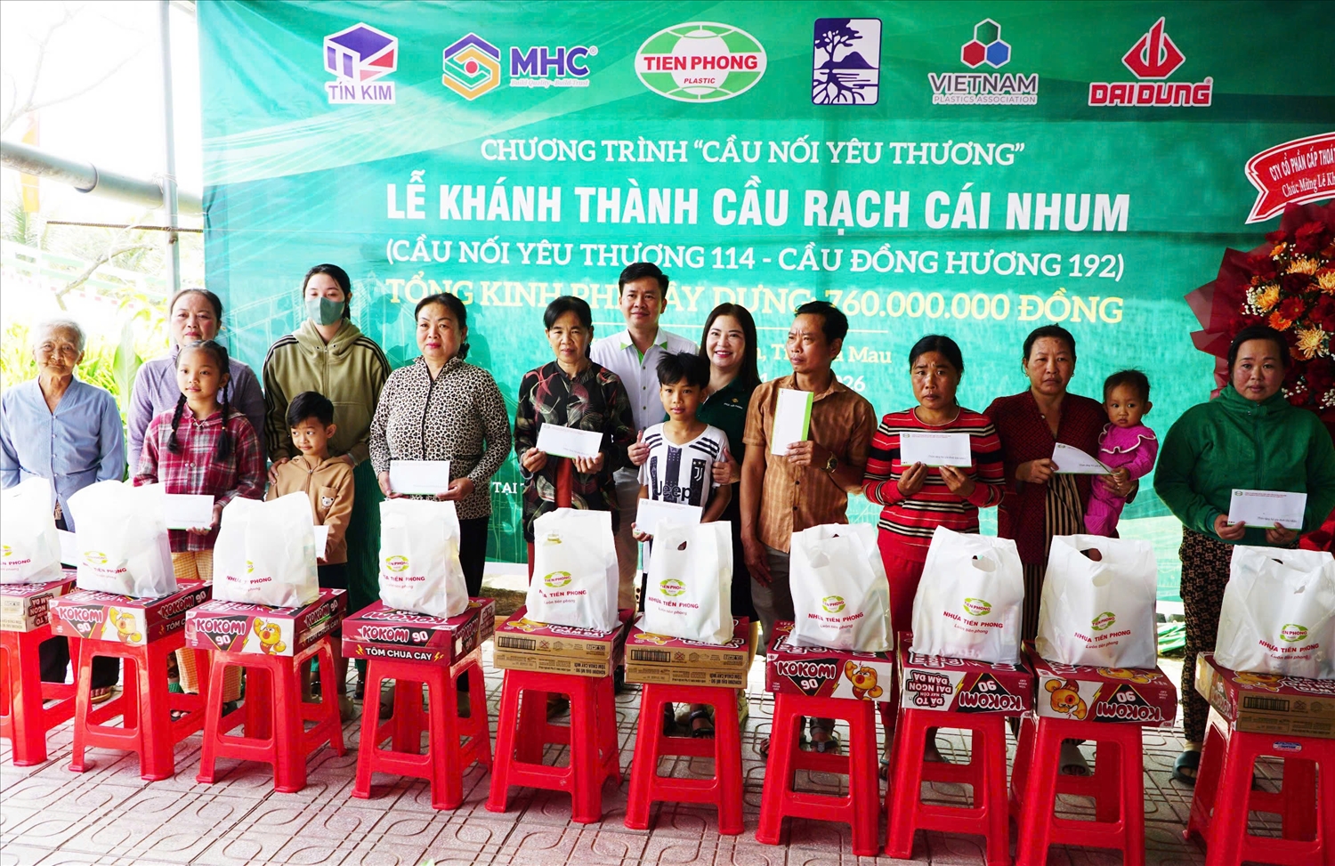 Các hộ gia đình được trao quà hỗ trợ trong khuôn khổ buổi lễ