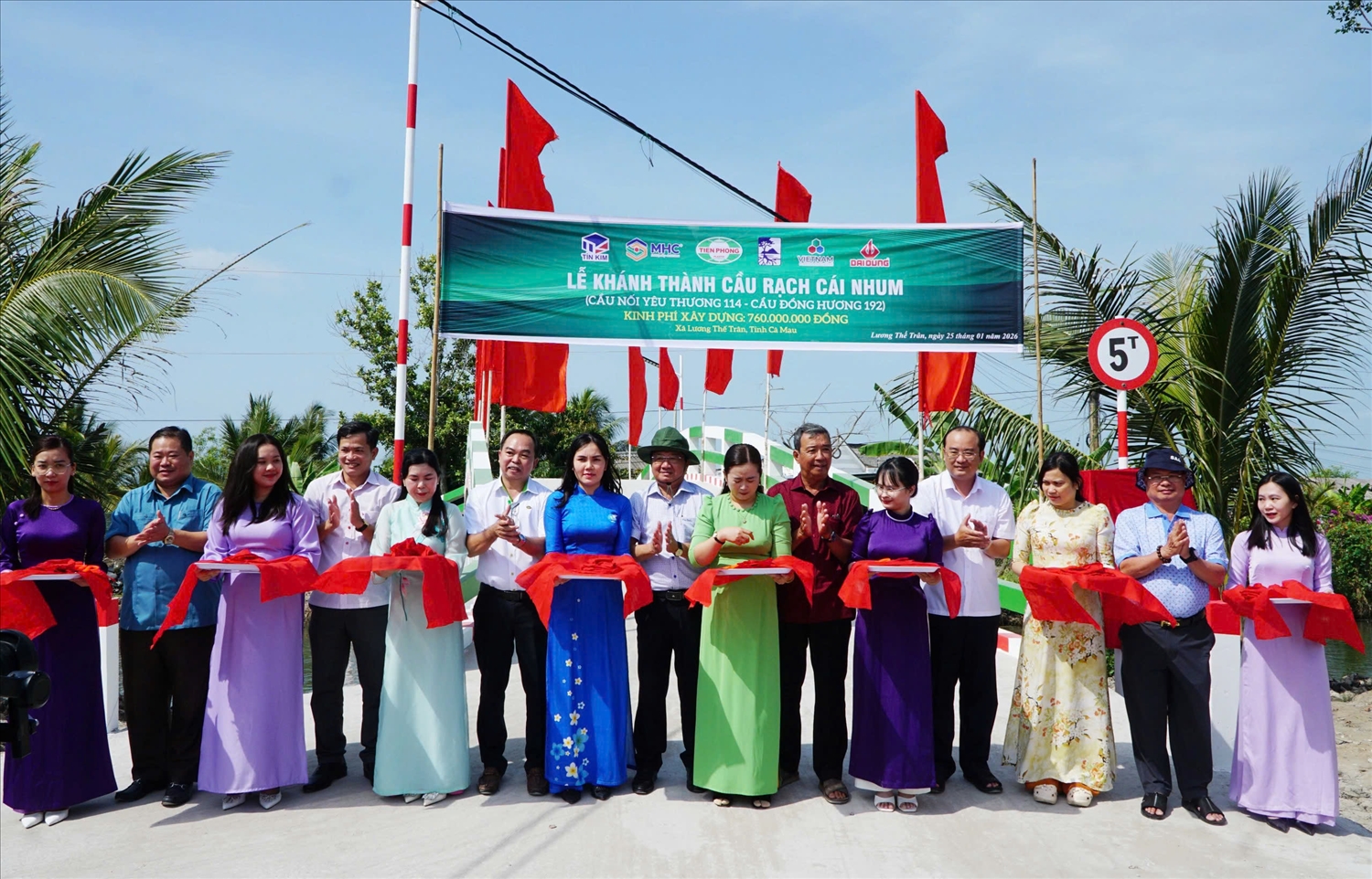 Các đại biểu cắt băng khánh thành cầu Rạch Cái Nhum