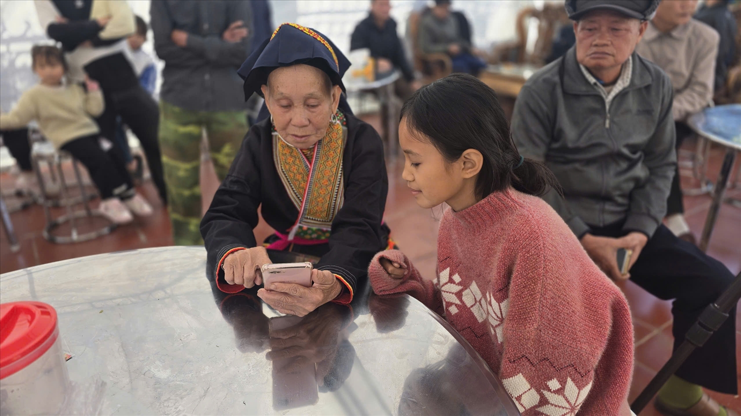 Người già, người trẻ quay quần ôn lại kỷ niệm