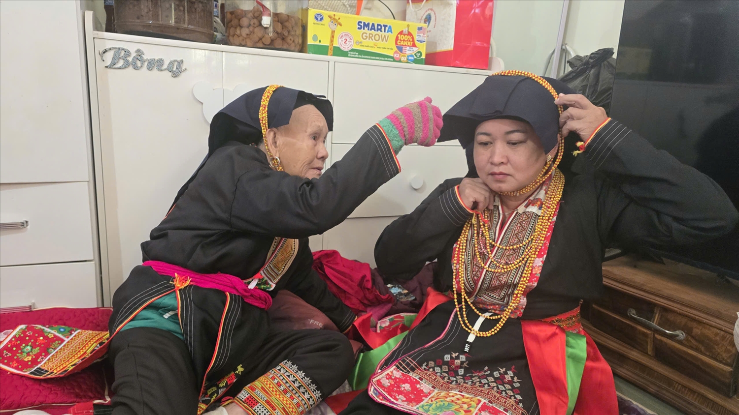 Mọi người cùng như sửa sang trang phục trước khi đón Tết