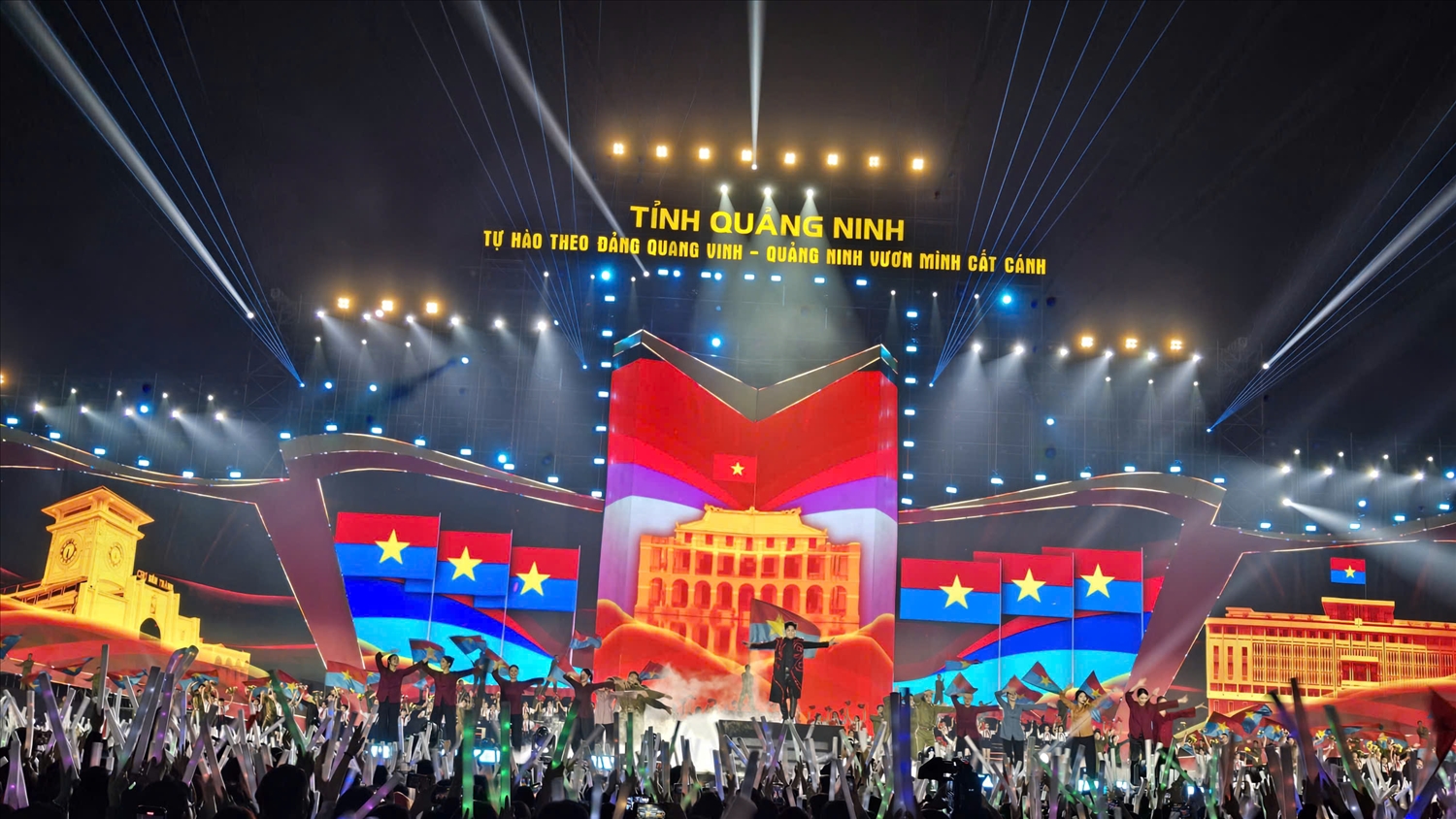 Đêm nghệ thuật quy tụ nhiều ca sĩ, nghệ sĩ nổi tiếng 