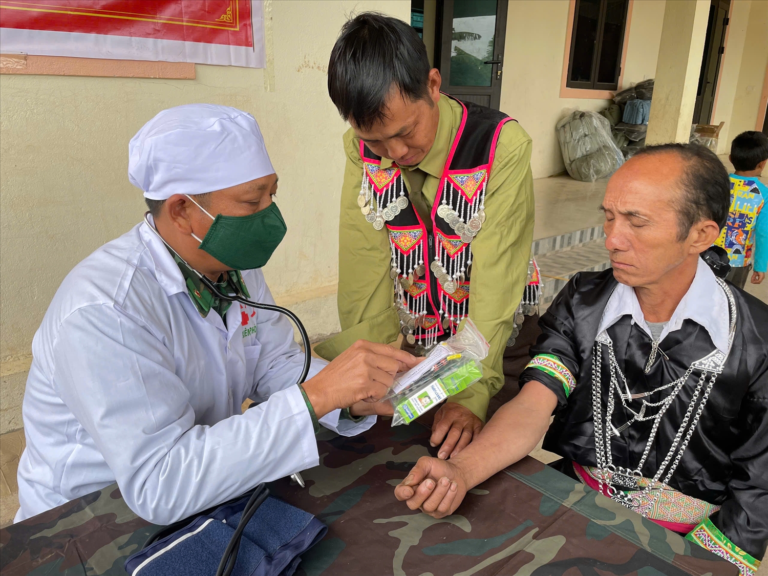 Quân y Đồn Biên phòng Mỹ Lý khám, tư vấn chăm sóc sức khỏe cho người dân bản Nhọt Lợt, xã Mỹ Lý.