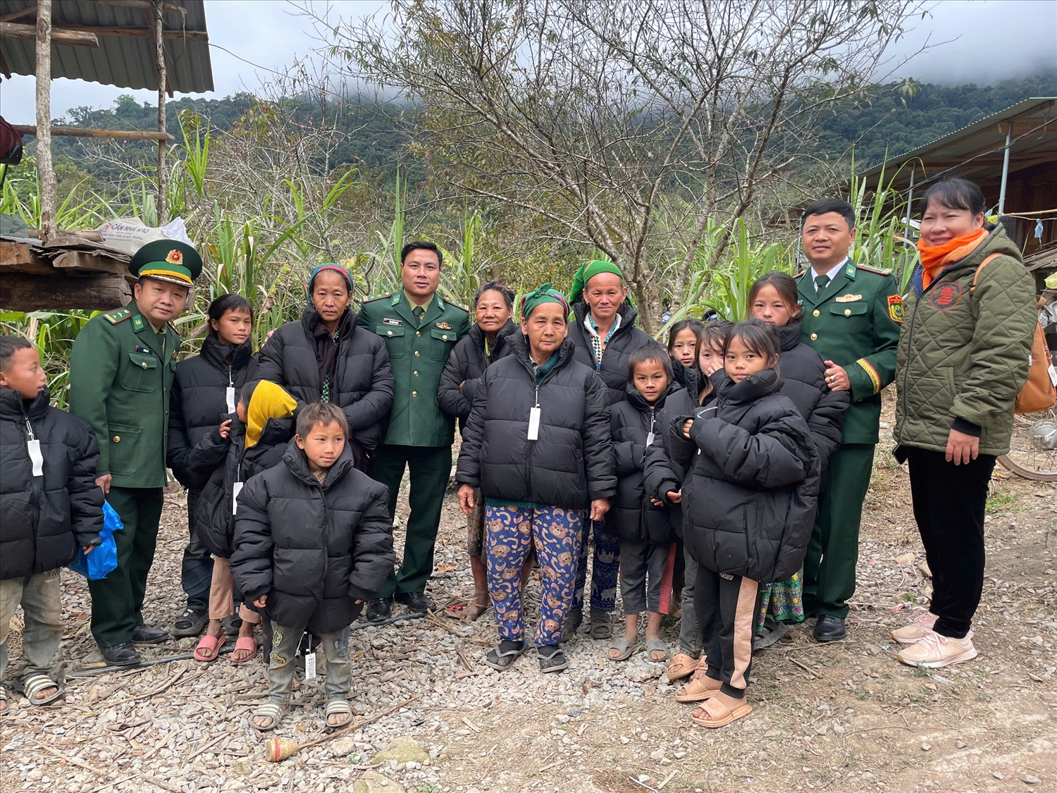 Ban Tổ chức Chương trình tặng áo ấm cho người dân bản Nhọt Lợt