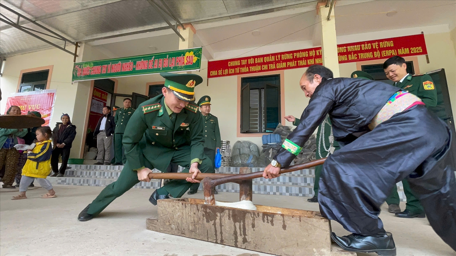 Bộ đội Biên phòng và dân bản Nhọt Lợt giã bột, làm bánh dày truyền thống đồng bào Mông