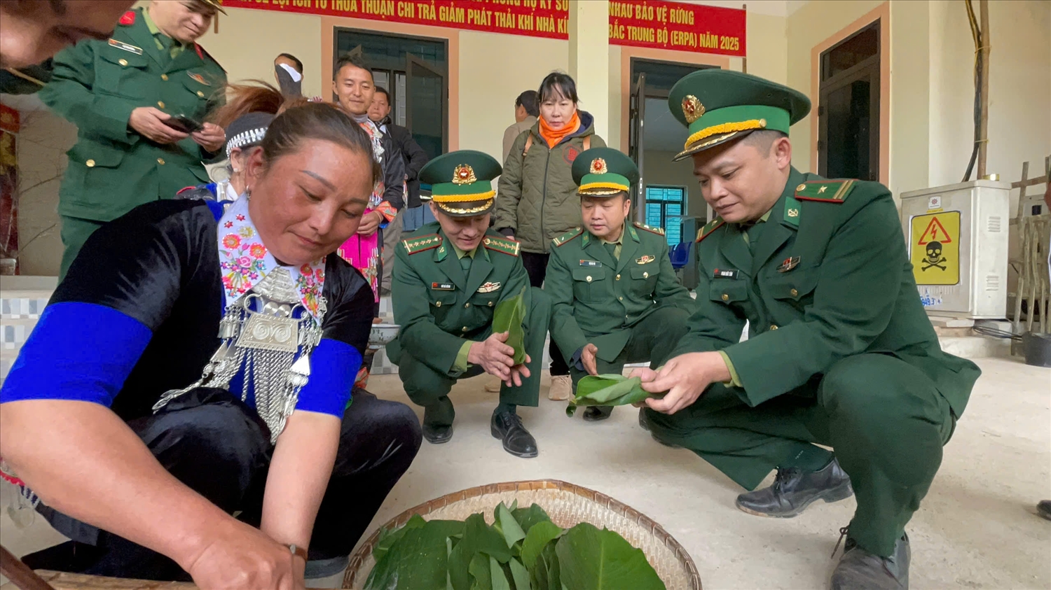 Bộ đội Biên phòng và dân bản Nhọt Lợt gói bánh truyền thống đồng bào Mông