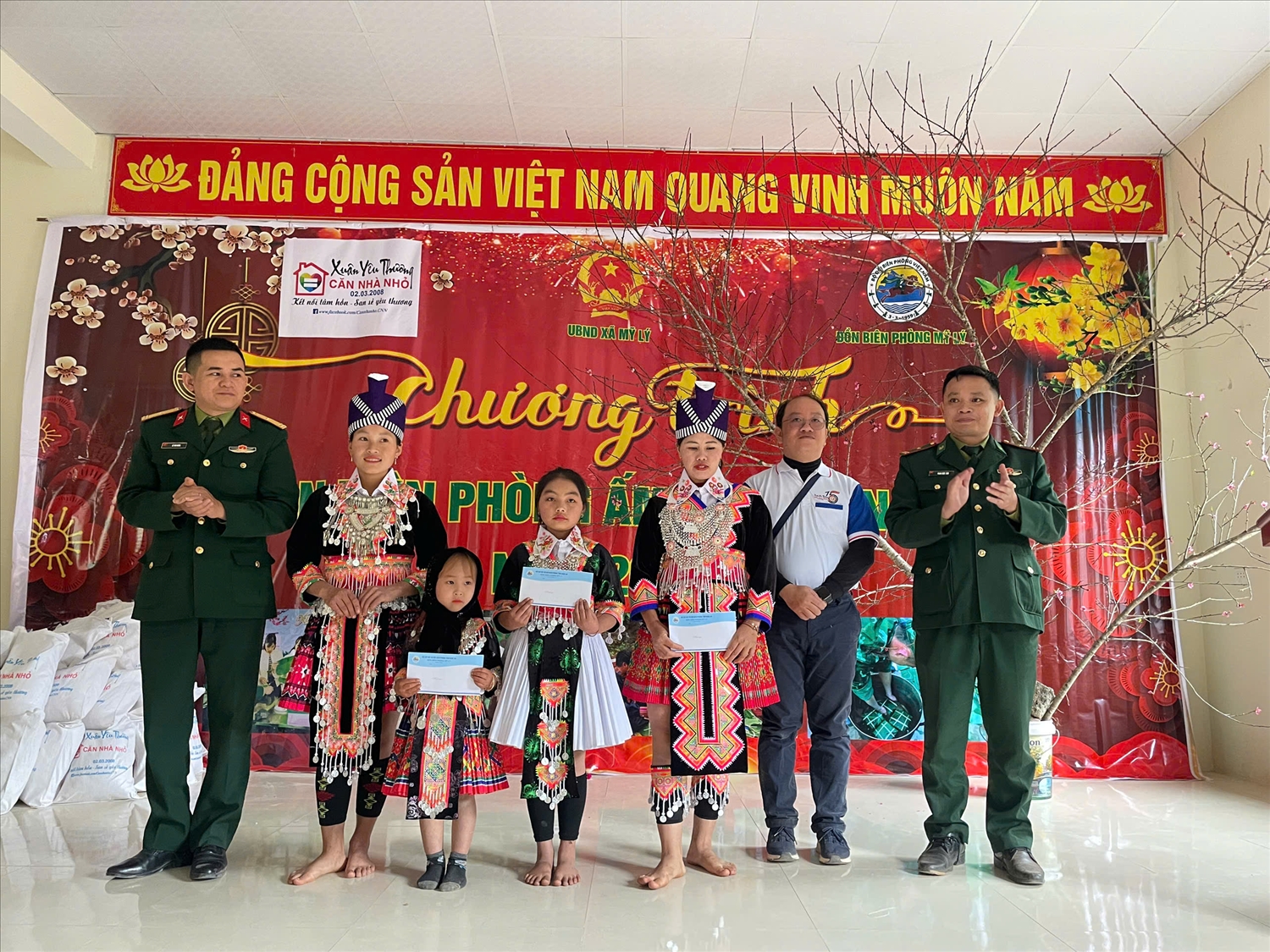 Ban Tổ chức Chương trình tặng quà cho các em học sinh