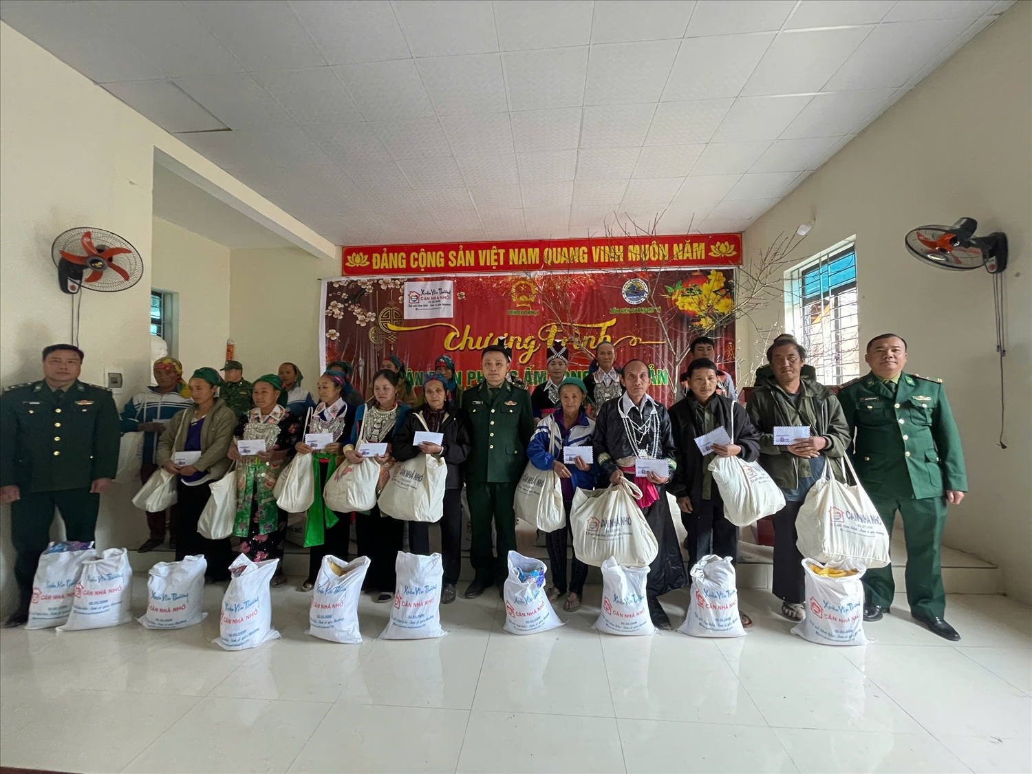 (Tin CTV) Mang mùa Xuân ấm đến bản nghèo vùng biên giới 4